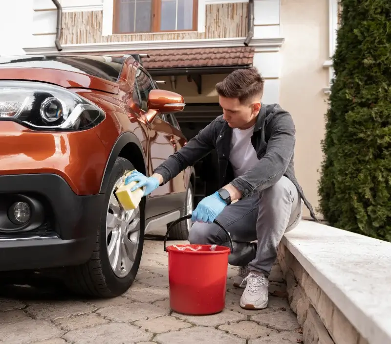 Lavage auto à domicile Lailly-en-Val : professionnel intervenant sur un véhicule